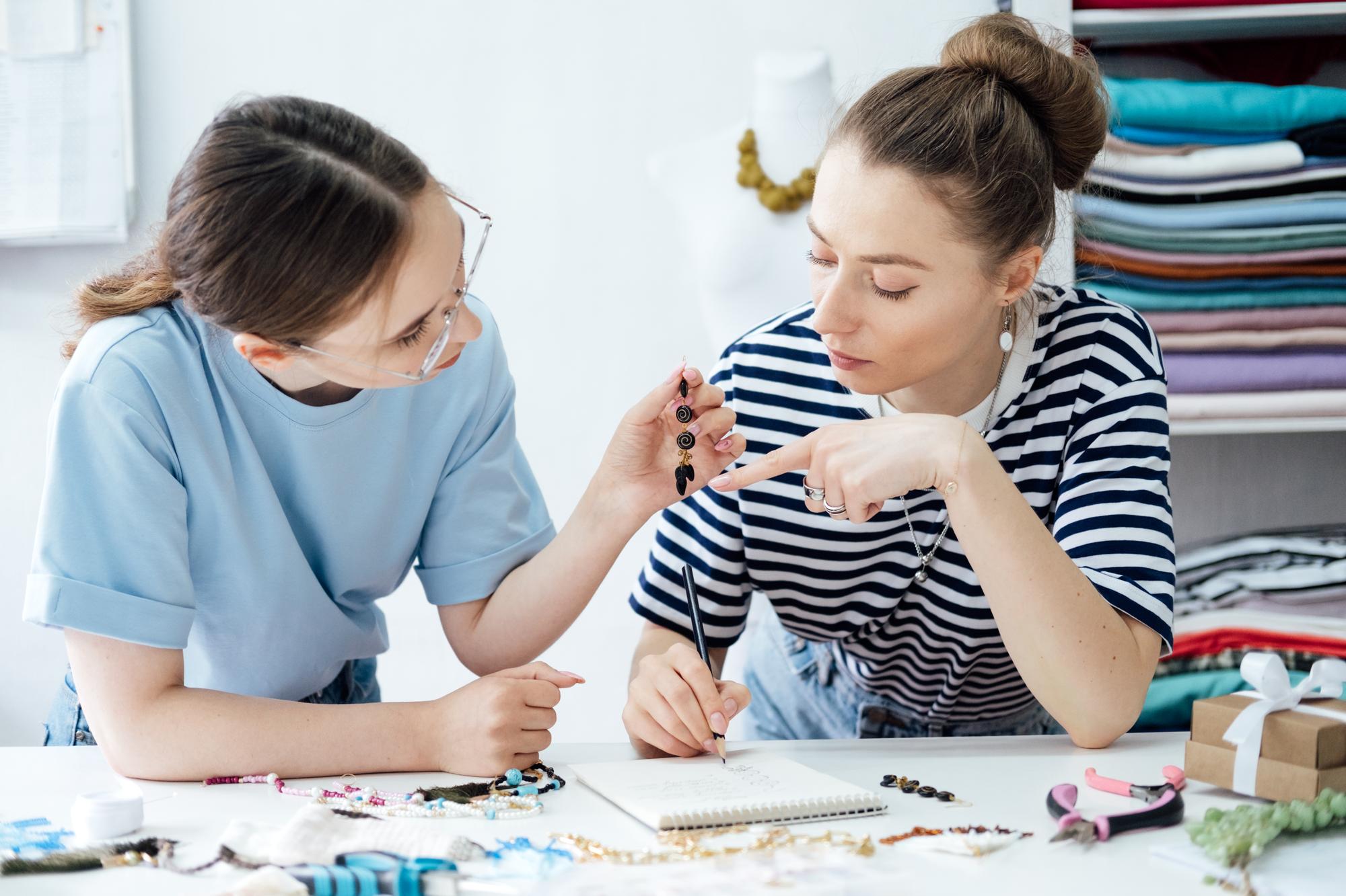 Tutor che mostra punto ricamo a studente